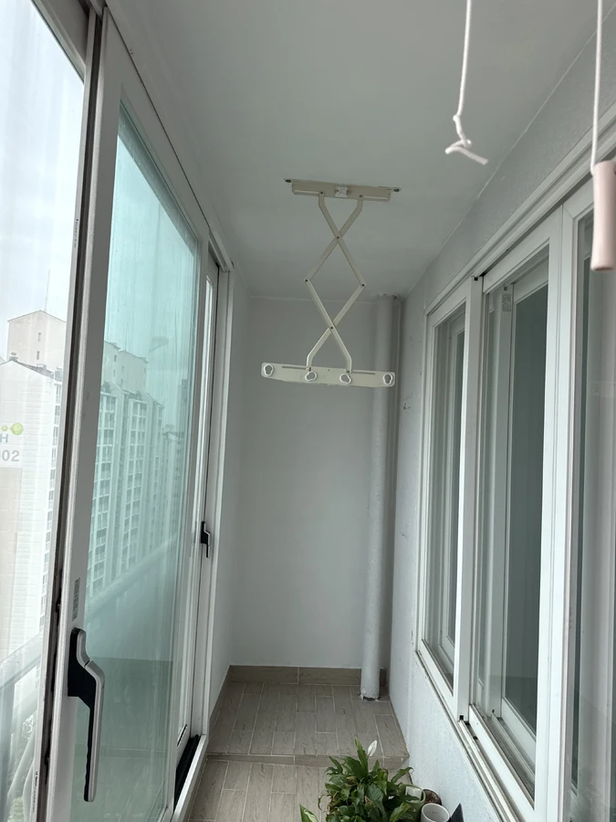 도장 마감된 베란다 벽면 (작업 후)
